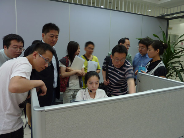 现场工作人员演示平台具体工作流程