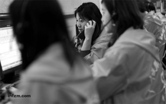 因为运力紧张，在无票可卖的时候，接线员们变成了人们的倾诉对象。