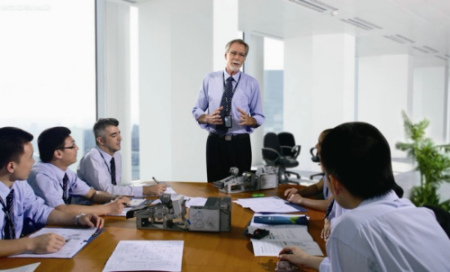 图为广电运通研究院专业资深的工程师团队围绕项目进行探讨