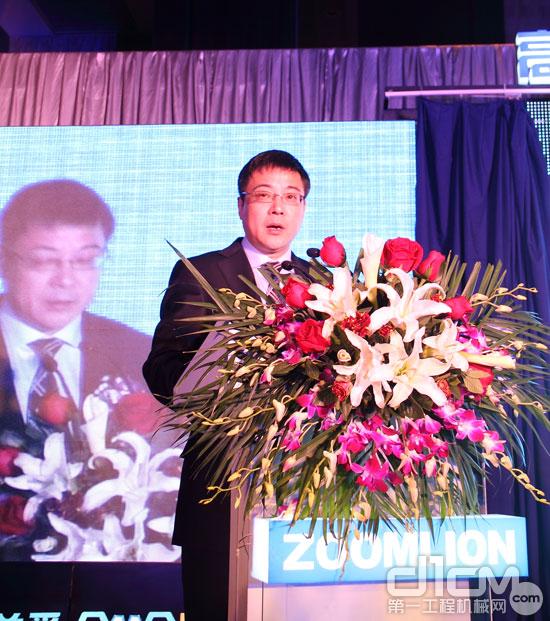 中联重科副总裁、工程起重机分公司总经理熊焰明赋予中联工起服务第一品牌更为深远的使命