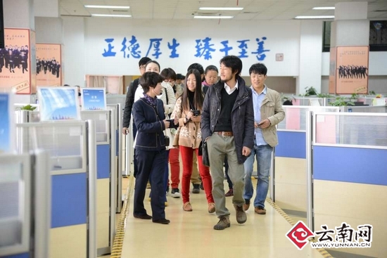 工作人员向受邀客户介绍情况