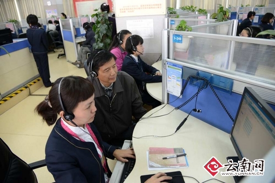 工作人员向受邀客户介绍情况