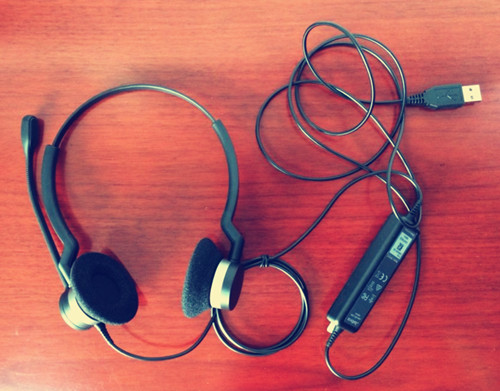 Jabra BIZ 2300从外观上就可以看出,这不是一款面向普通消费者的产品,而是一款针对呼叫中心特殊的工作环境而精心打造的专业产品。