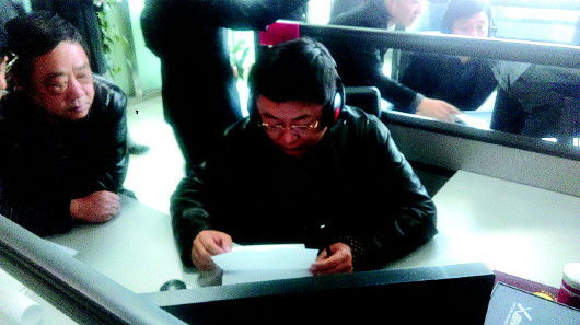政协委员接听市民服务热线。