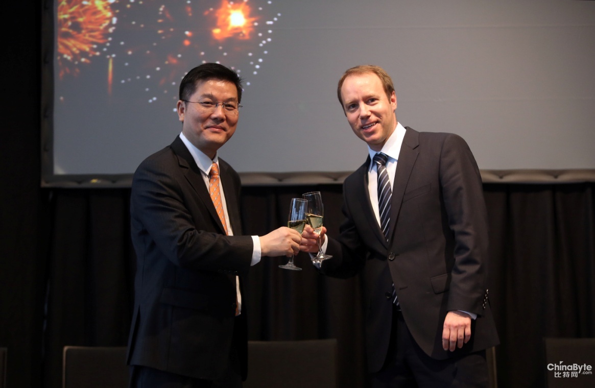 SAP全球高级副总裁安睿山(Alex Atzberger)和华为企业业务Marketing与解决方案总裁张顺茂举杯庆祝双方拓展联盟合作