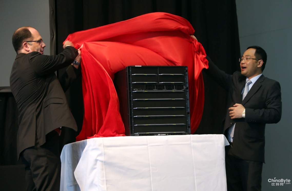 SAP HANA 产品开发高级副总裁 Stefan Sigg 和华为IT产品线总裁郑叶来为华为FusionCube for SAP HANA®揭幕