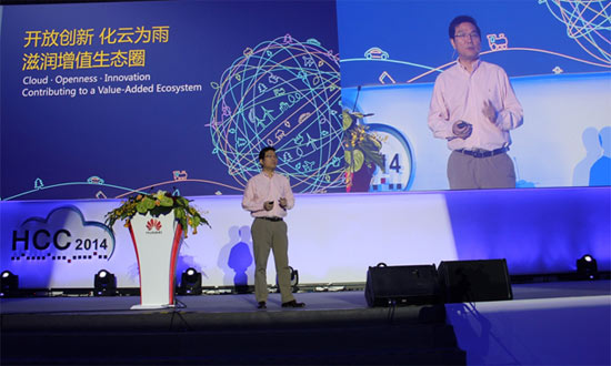华为P＆SMarketing与解决方案部总裁张顺茂做主题演讲