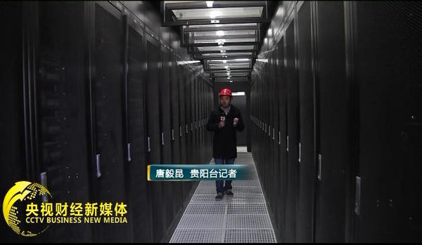 贵州有着凉爽的气候，每年11月到第二年4月的5个多月时间，都可采用自然风对数据机房降温。而与数据机房一墙之隔的地方，就是这些自然风的入口，也被称为新风走道。现在，走道两边的墙上安装了57台风机和900多组新风滤袋，室外的自然风要进入数据机房，首先要经过这些“关卡”的过滤。