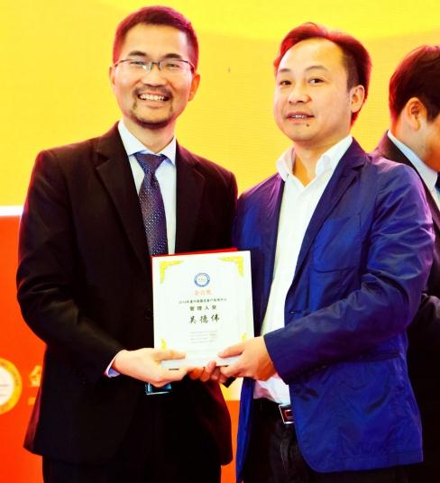  51Callcenter总顾问、中国呼叫中心与BPO产业联盟协会(CNCBA)主席颜晓滨（左）为吴德伟颁奖 